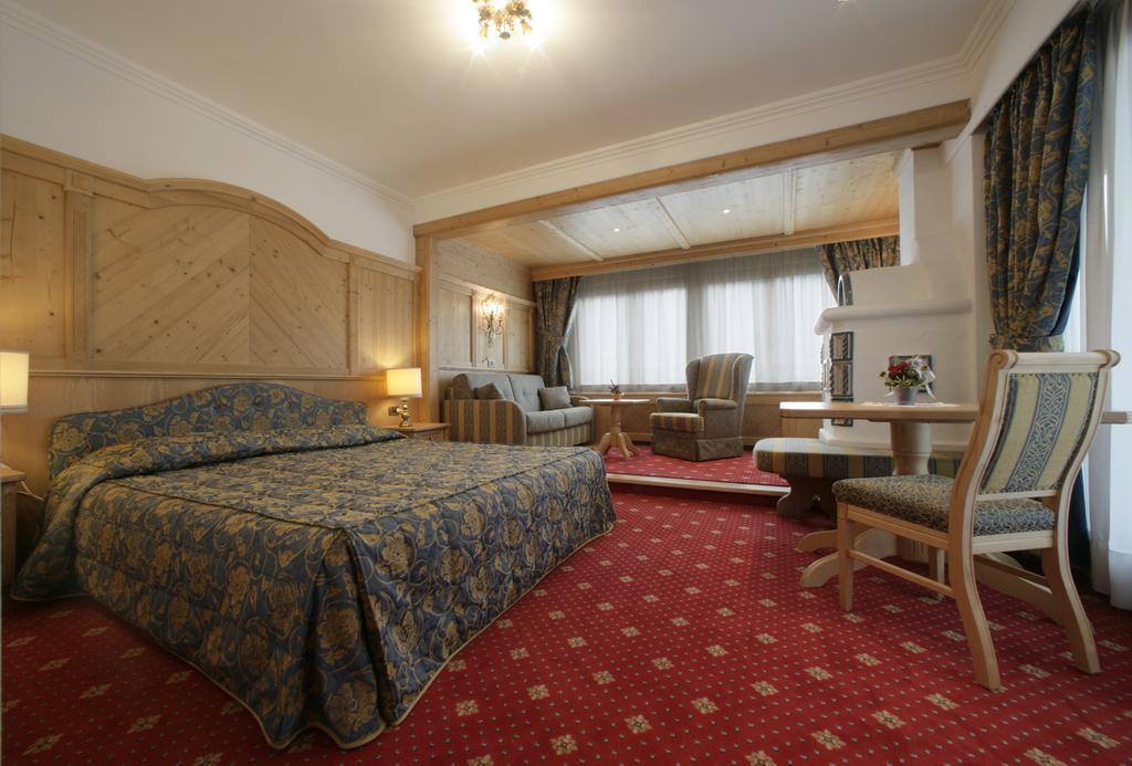 Alpen Hotel Corona Vigo di Fassa Pokój zdjęcie