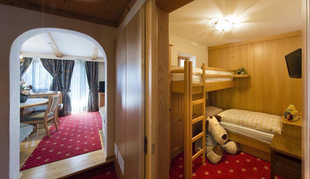 Alpen Hotel Corona Vigo di Fassa Pokój zdjęcie