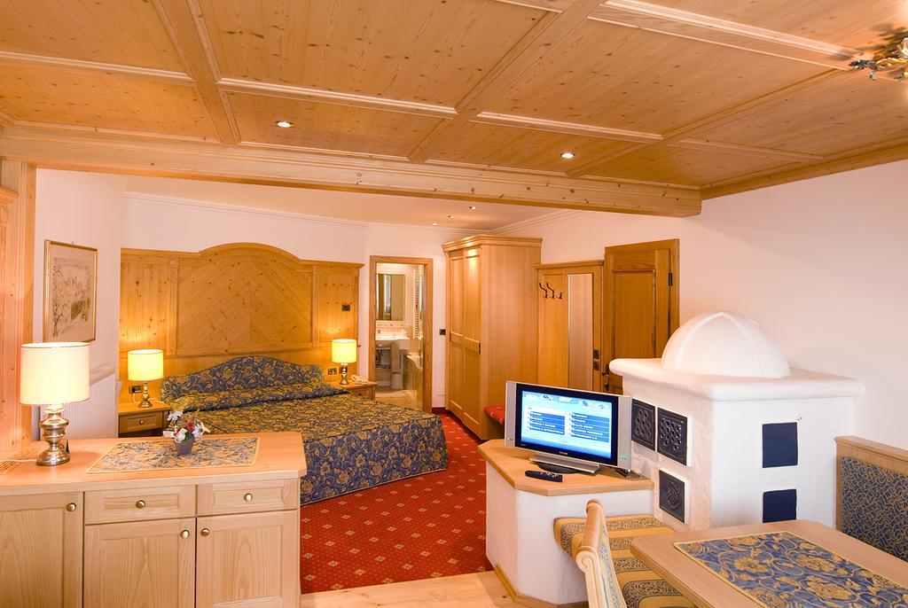 Alpen Hotel Corona Vigo di Fassa Zewnętrze zdjęcie